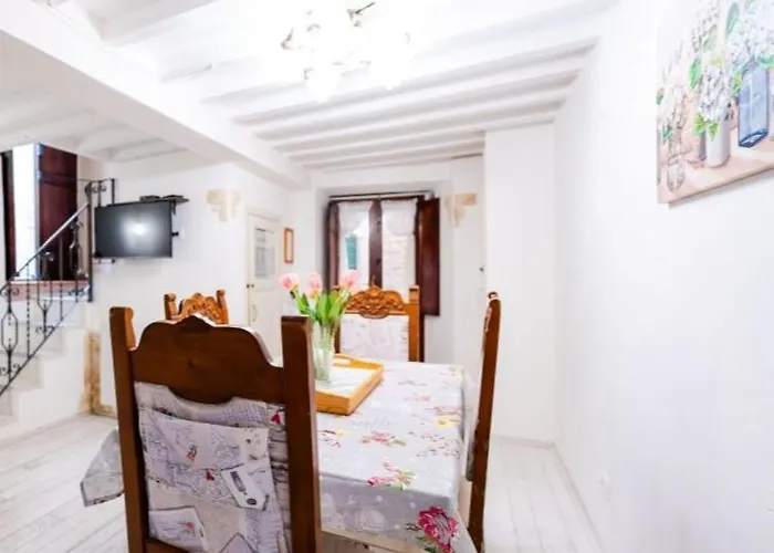 In Love קורטונה